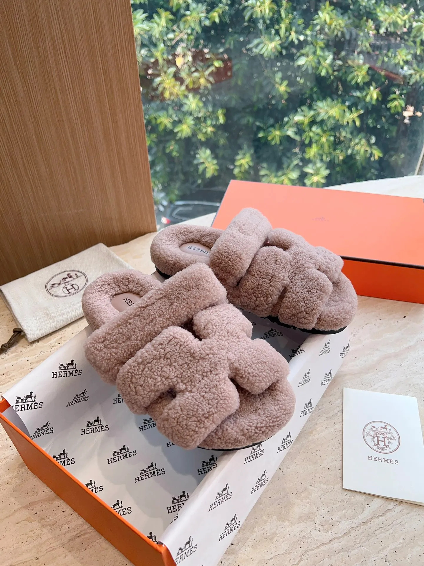 👟👟Ex-factory price 500👟👟 (Top version) Hermes Hermès Second Uncle Fur Slippers Can be made without standard: [Note: No standard needs to be customized] In 2024, the official website and Xiaohongshu will synchronize the latest color matching Hermès hot models, upgraded workmanship, high quality! Fashionable small wool H-slip autumn and winter style flat-soled wool mop. Fabric: Imported lamb's roll real wool. Lining: Imported lamb's roll real wool. Outsole: Genuine leather outsole. Size: 35-43, [Note: 41, 42, 43 customized]